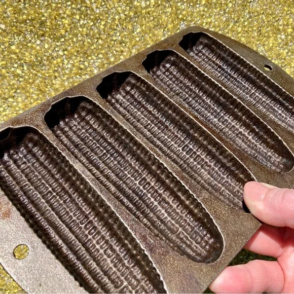 Cast Iron Cornbread Pan - Picture 4 of 10